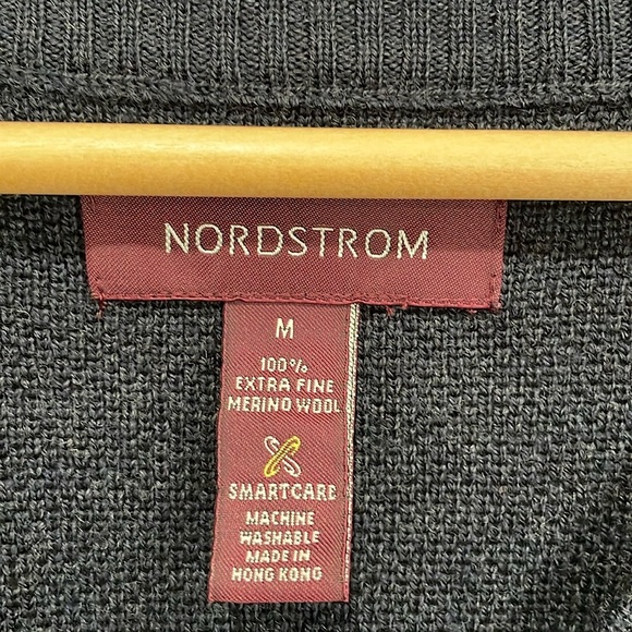 Nordstrom 100% Extra Fine Merino Wool Sweater Mens Size M Solid Classic V-Neck - Picture 3 of 10
